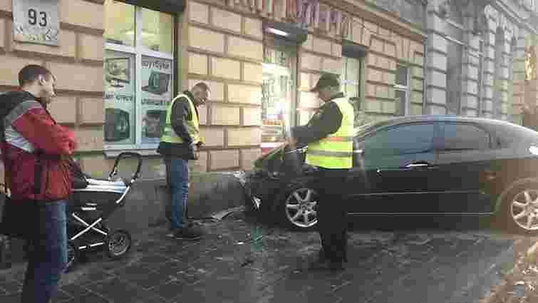 У Львові внаслідок ДТП автомобіль виїхав на тротуар та травмував жінку з дитячим візочком