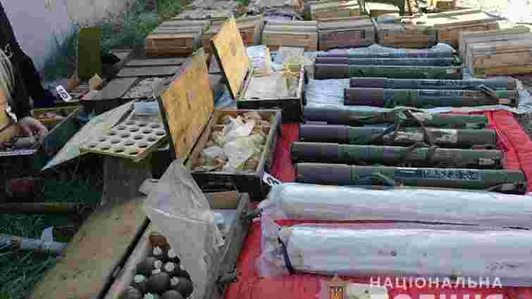 У Бахмуті поліція виявила величезний арсенал зброї та боєприпасів