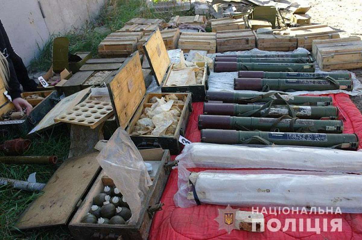 У Бахмуті поліція виявила величезний арсенал зброї та боєприпасів