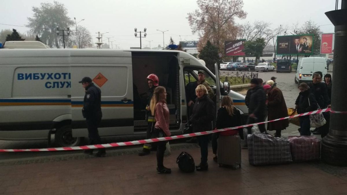 Через ймовірне замінування з львівського вокзалу евакуювали близько 800 осіб