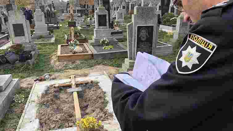 Поліцейські встановили особу жінки, яка залишила тіло немовляти на кладовищі