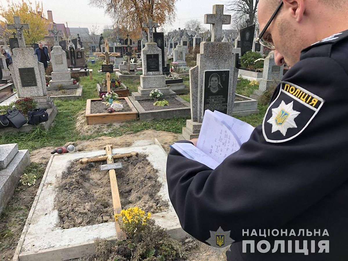 Поліцейські встановили особу жінки, яка залишила тіло немовляти на кладовищі