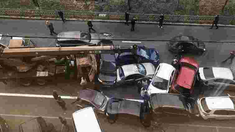 У масштабній ДТП в Києві автокран розбив 18 автомобілів 