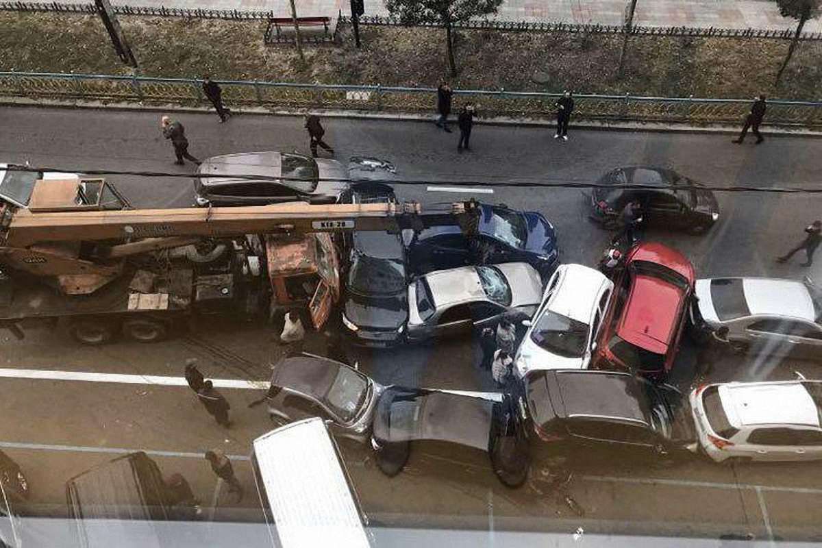 У масштабній ДТП в Києві автокран розбив 18 автомобілів 