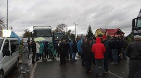 На Львівщині другу добу перекривають трасу до кордону