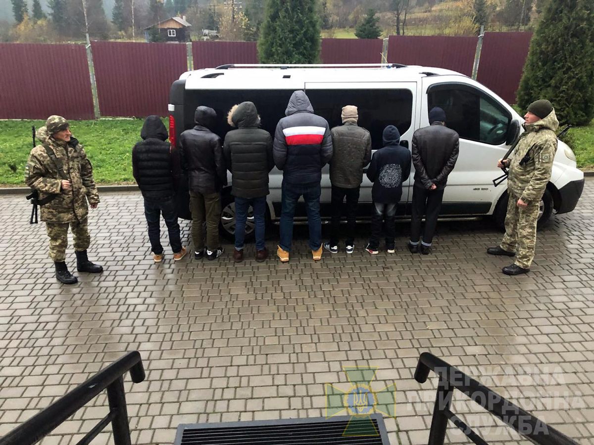 Львівські прикордонники затримали росіянина, який перевозив сімох нелегалів з Бангладеш
