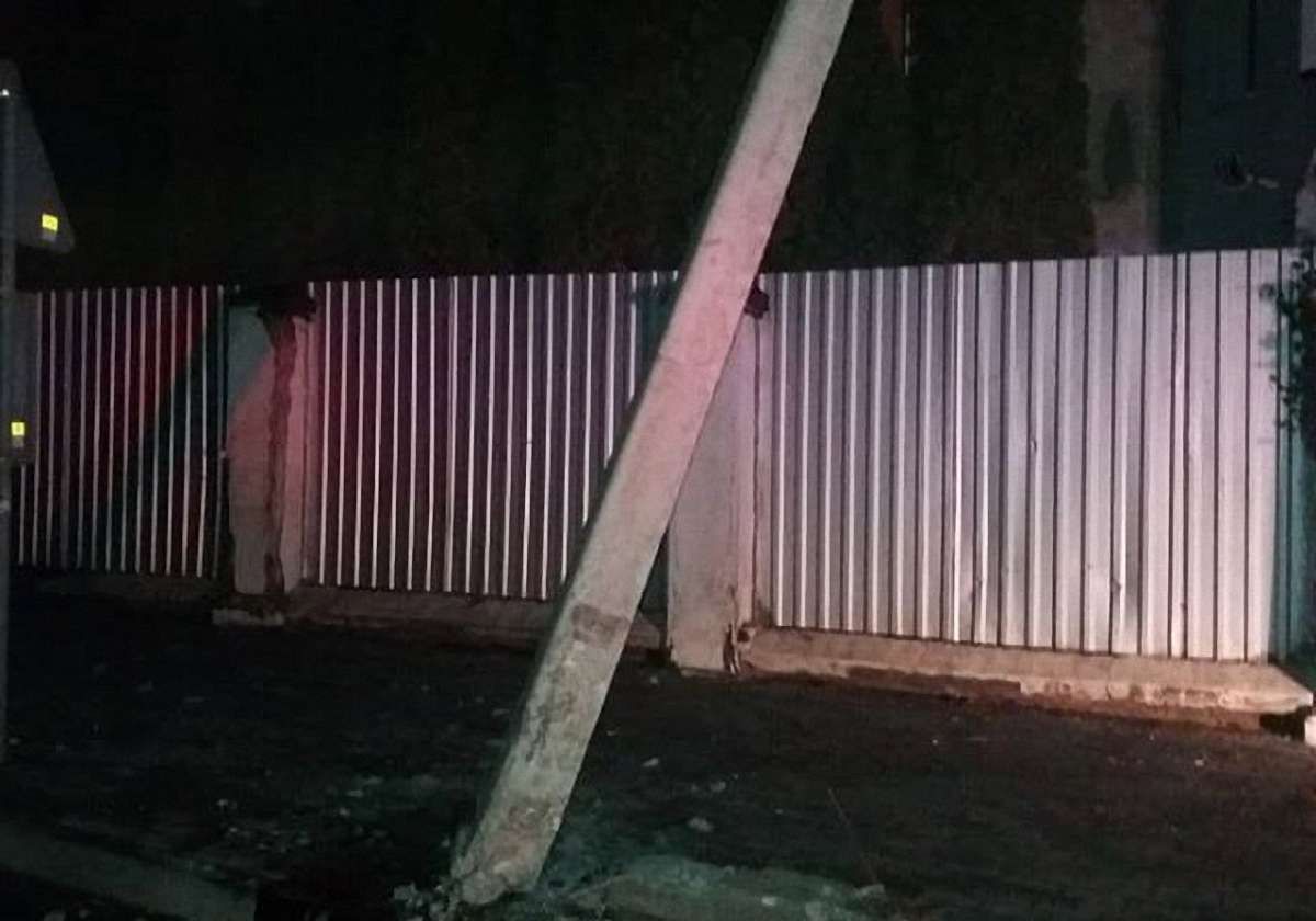 У Львові на вул. Новознесенській автомобіль збив електроопору