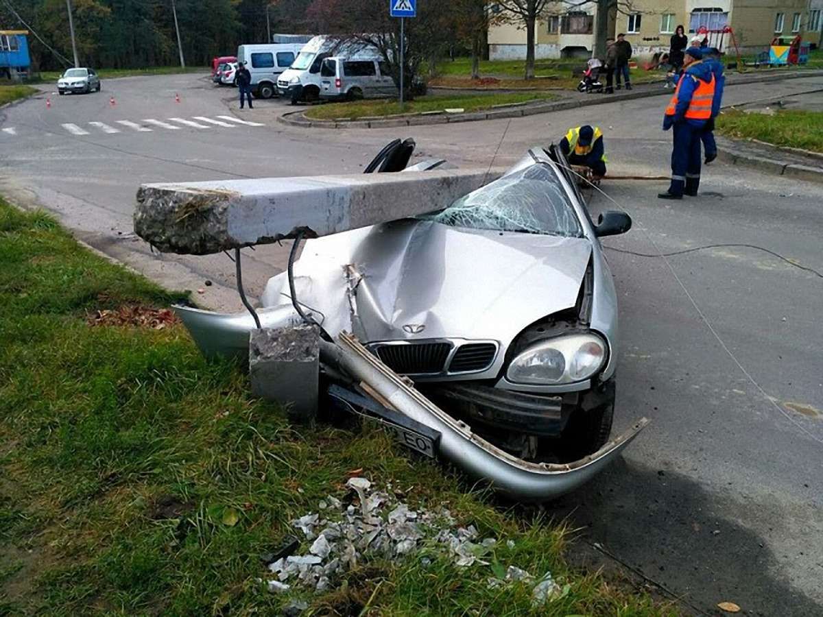 На Сихові п’яний водій збив електроопору