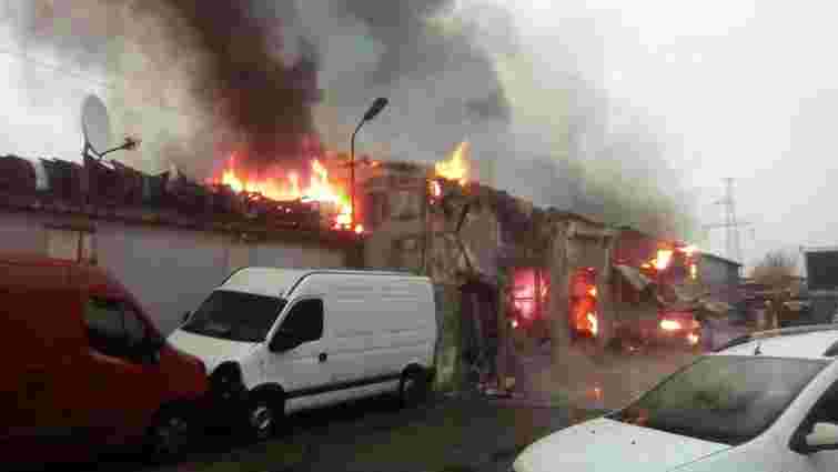 У Києві внаслідок пожежі на СТО згоріли три автомобілі
