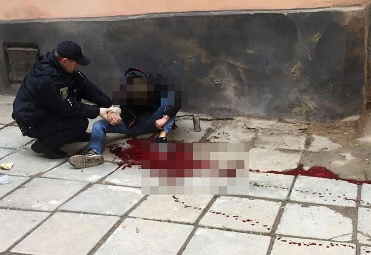 У Львові патрульні врятували самогубця, який стікав кров’ю на тротуарі