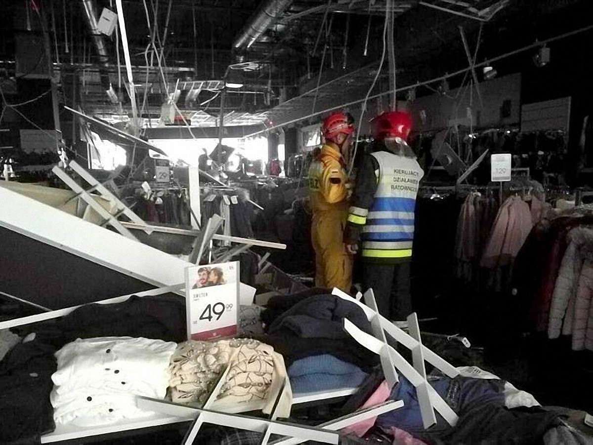 У Ряшеві на відвідувачів торгового центру впала підвісна стеля