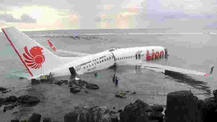 В Індонезії впав у море пасажирський літак з 189 людьми на борту