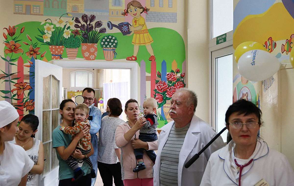 Художники розмалювали стіни дитячого відділення Львівської інфекційної лікарні