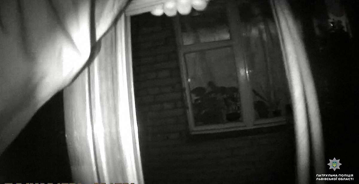 Львівський патрульний врятував бабусю, яка зачинилася на балконі