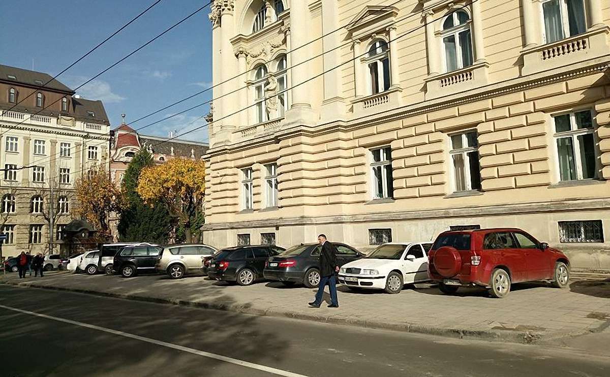 Під стінами головного корпусу ЛНУ з'явився нелегальний паркінг