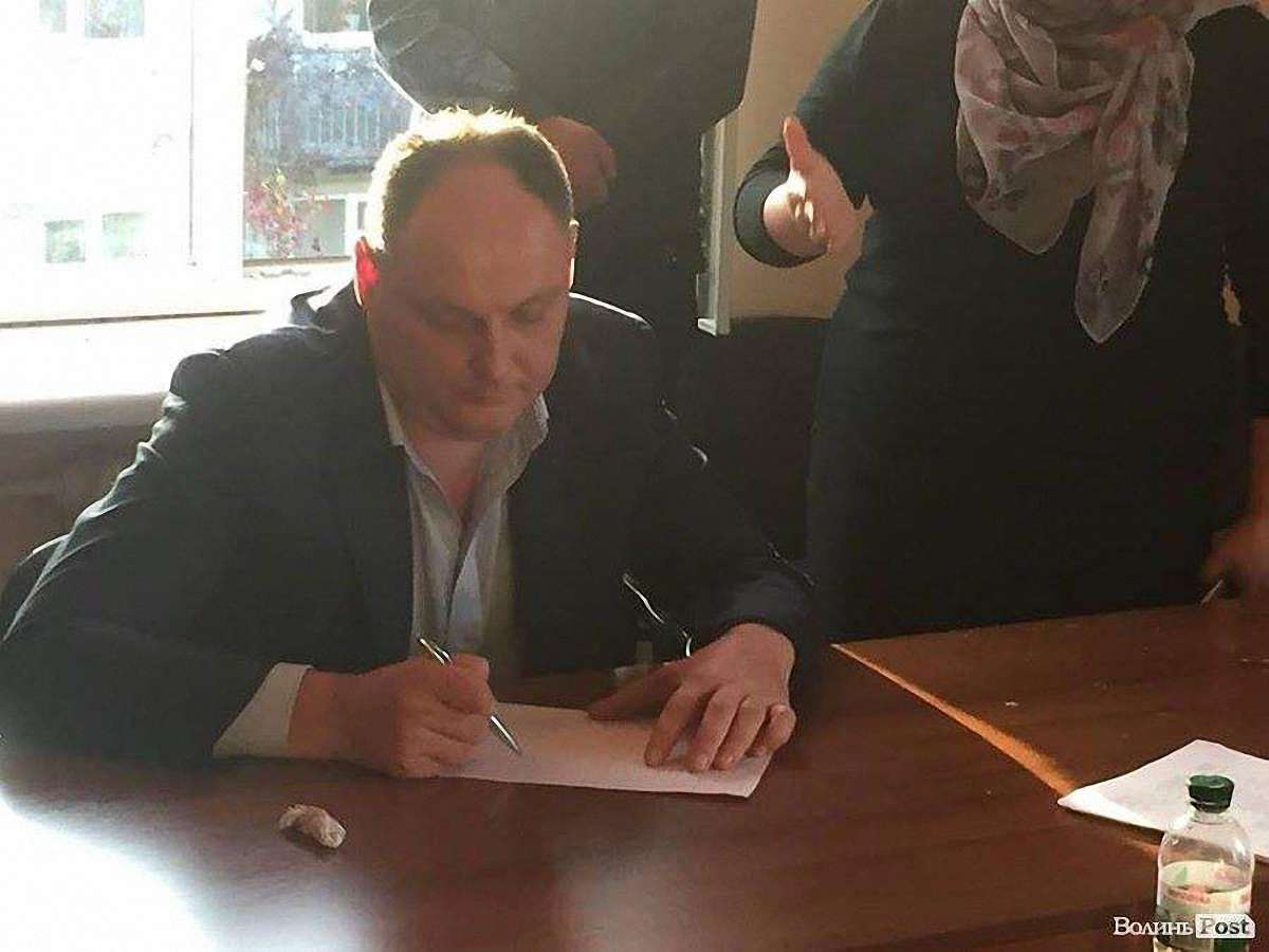 На Волині атовці змусили начальника Держгеокадастру написати заяву на звільнення