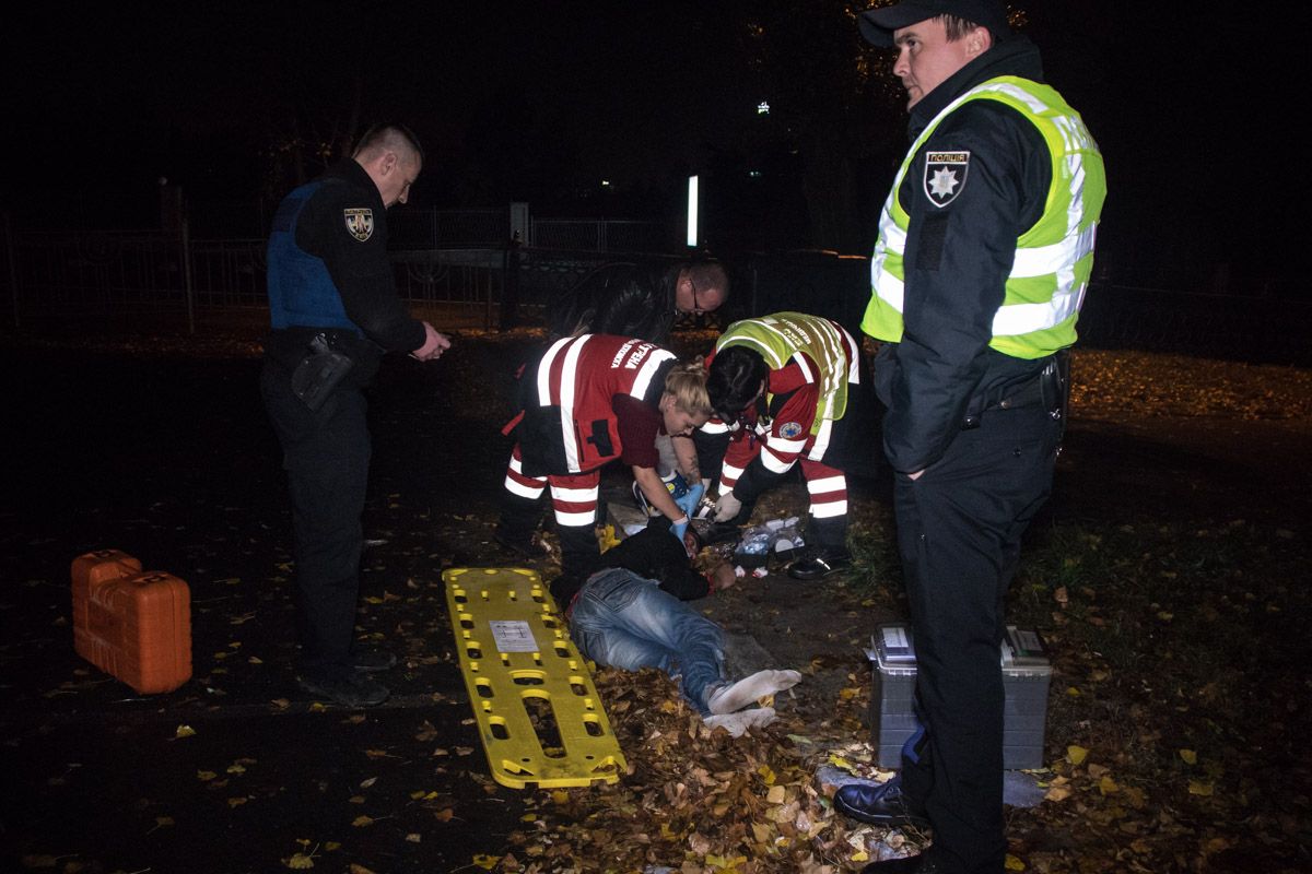 В Києві грабіжник після пограбування перехожого потрапив під автомобіль патрульних