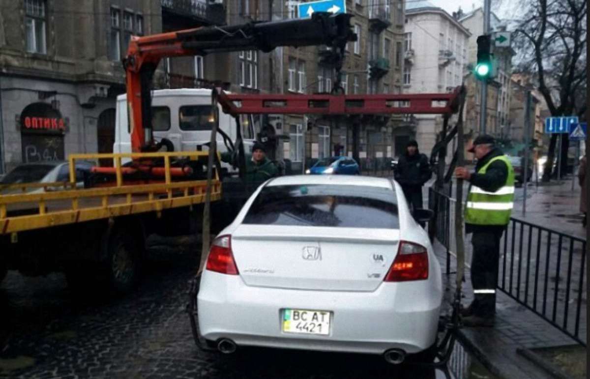 У Львові почали працювати інспектори з паркування