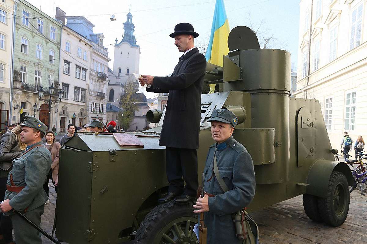 У центрі Львова провели наймасовіший урок історії до 100-річчя ЗУНР
