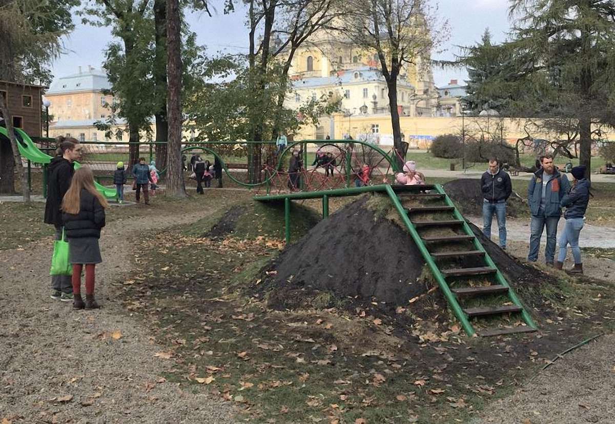 Проектанта зобов'язали виправити недоліки дитячого майданчика біля Собору святого Юра