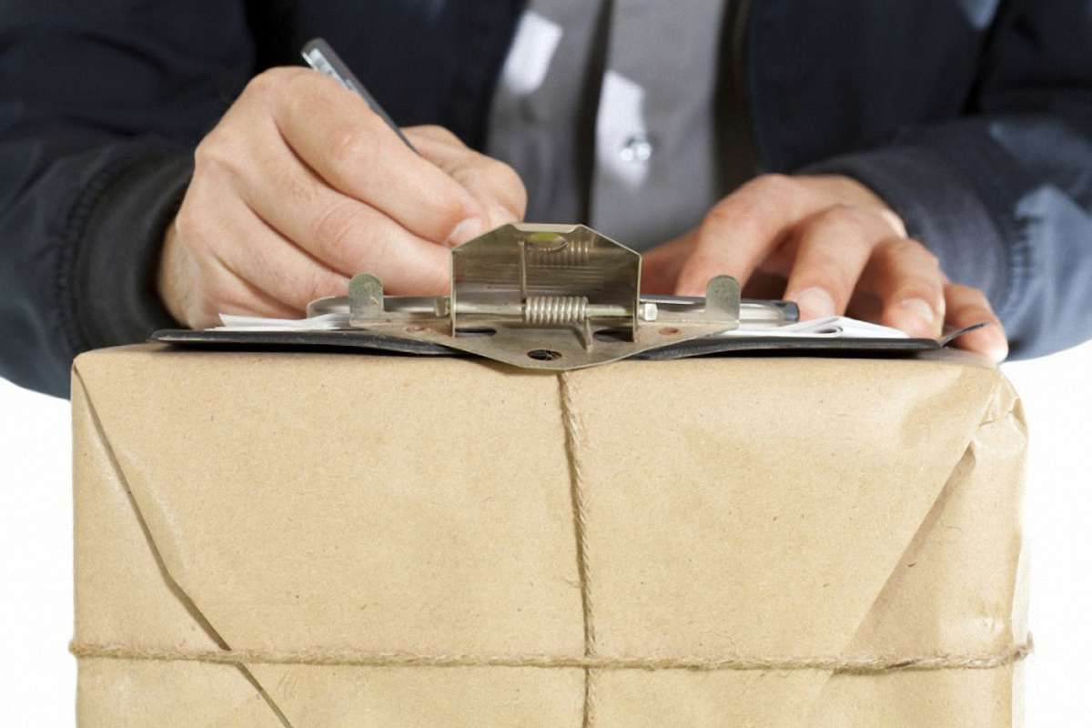 Мінінфраструктури запропонувало віднести до універсальних поштових послуг посилки до 2 кг