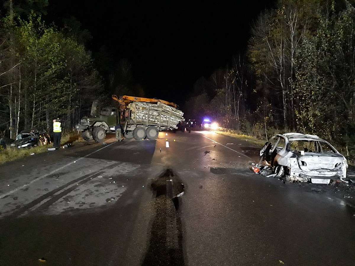 На Рівненщині лісовоз врізався в два автомобілі, двоє людей загинули