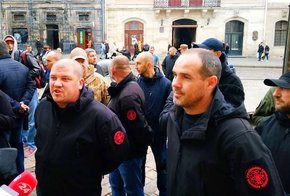 Під львівською мерією активісти різних угрупувань обурювалися політичною рекламою Садового