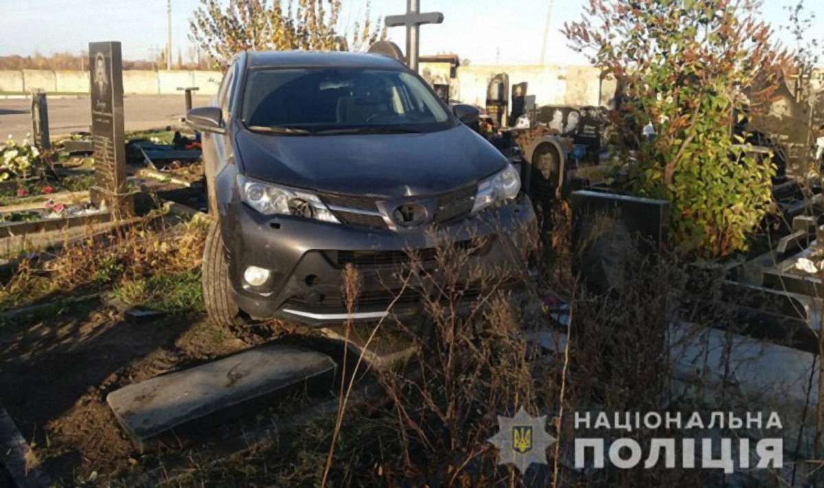 На цвинтарі у  Харкові священик УПЦ (МП) поруйнував джипом могили