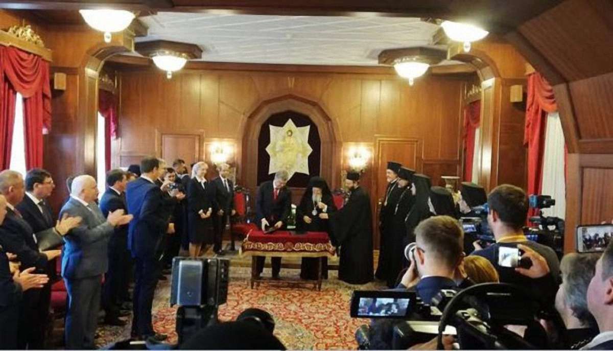Порошенко і Варфоломій підписали угоду про співпрацю між Україною і Вселенським патріархатом