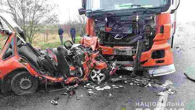 Внаслідок зіткнення легковика та вантажівки на Прикарпатті загинуло двоє людей