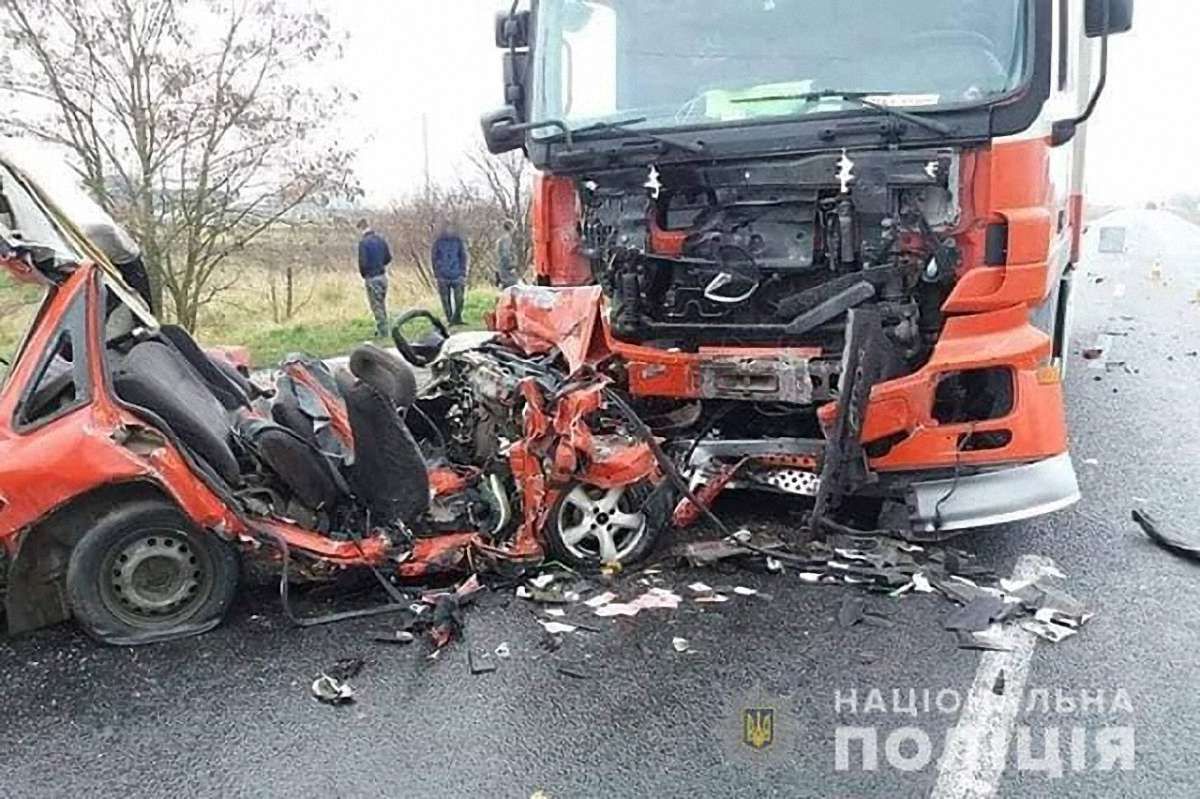 Внаслідок зіткнення легковика та вантажівки на Прикарпатті загинуло двоє людей