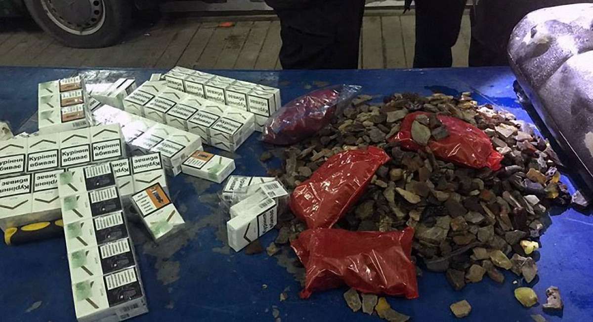 Мешканка Львівщини перевозила у паливному баку автомобіля майже 8 кг бурштину