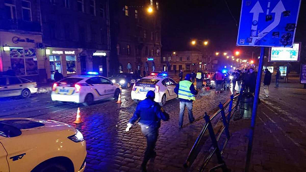 Під час втечі від львівських патрульних нетверезий водій перекинувся на авто