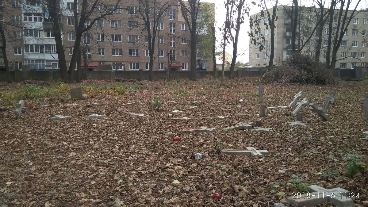 Невідомі зловмисники повалили хрести на польському кладовищі в Коломиї