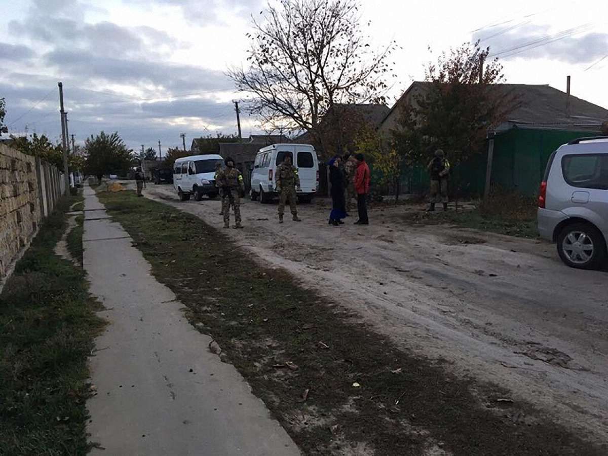 У Криму окупанти обшукали і затримали кримськотатарську родину