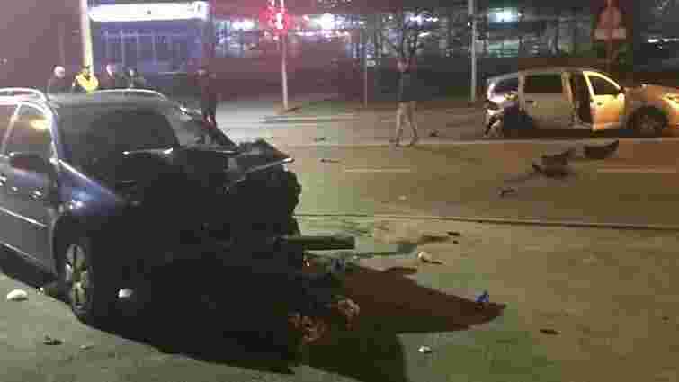 У Львові внаслідок зіткнення двох автомобілів Renault постраждали двоє людей