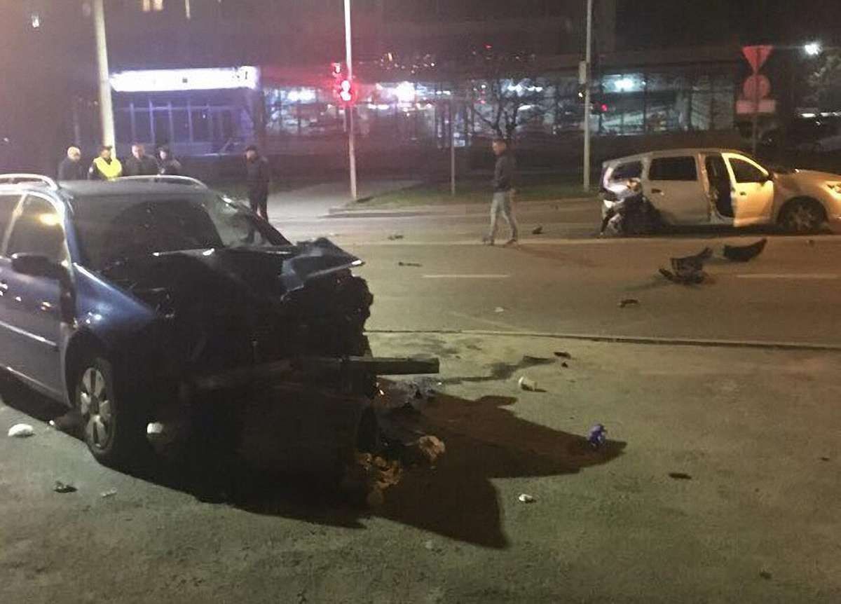 У Львові внаслідок зіткнення двох автомобілів Renault постраждали двоє людей
