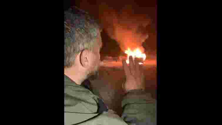 Активіст на знак протесту спалив свій Land Rover на єврономерах