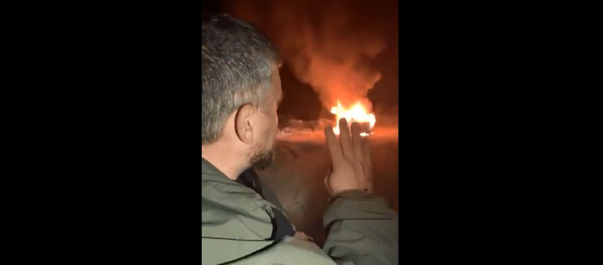 Активіст на знак протесту спалив свій Land Rover на єврономерах