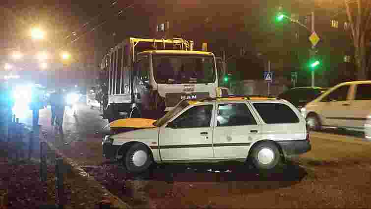 У Львові внаслідок зіткнення із сміттєвозом постраждав водій легковика