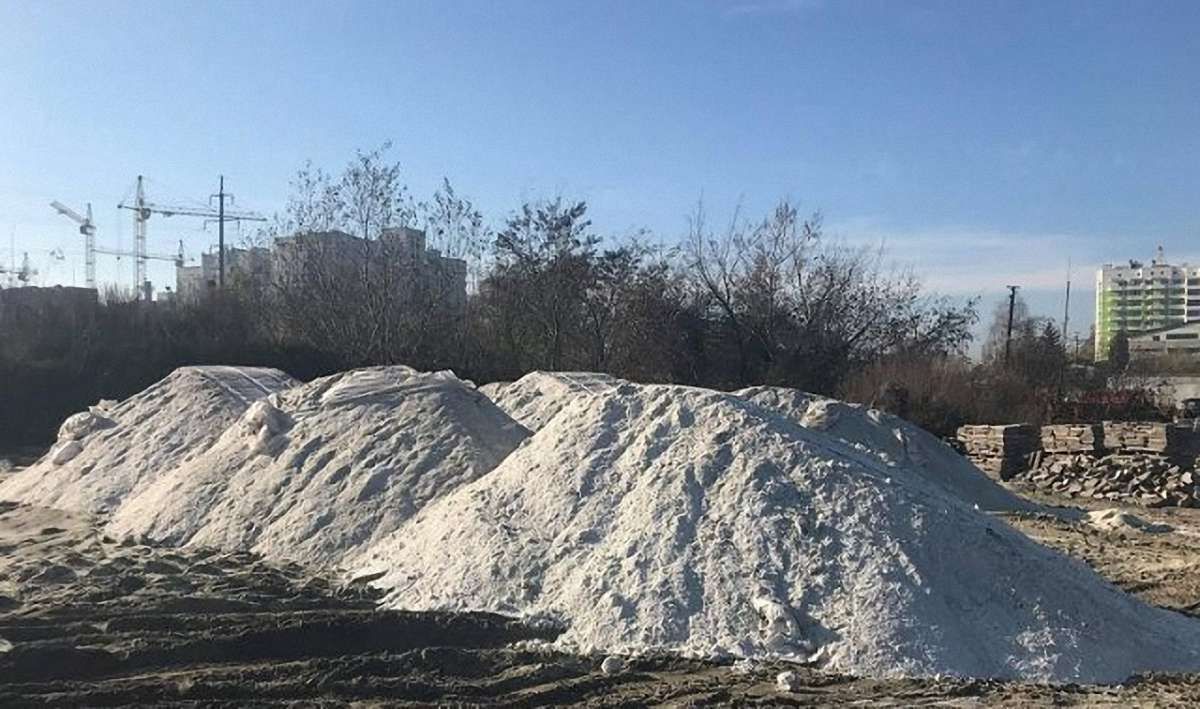 Взимку в центральній частині Львова випробують два нові реагенти від ожеледиці та снігу