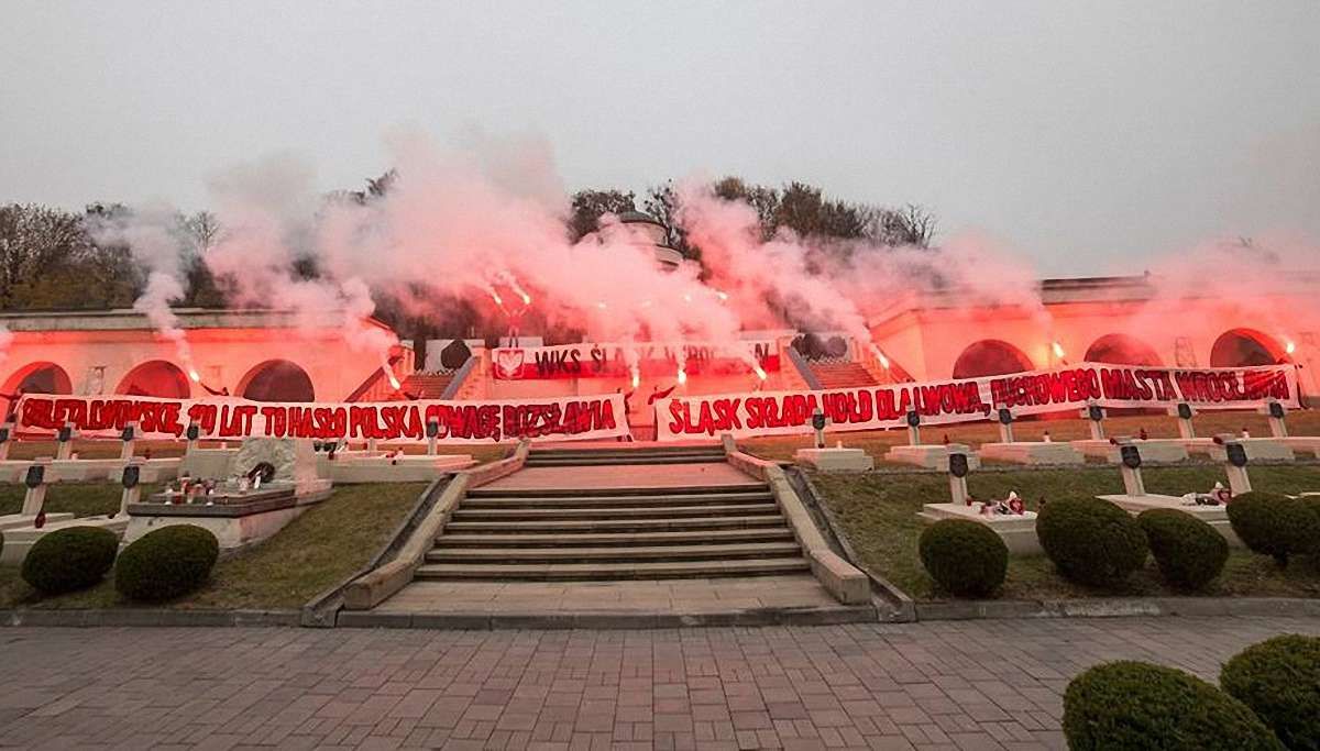 Польські ультрас опублікували фото відвідин цвинтаря орлят у Львові із запаленими фаєрами