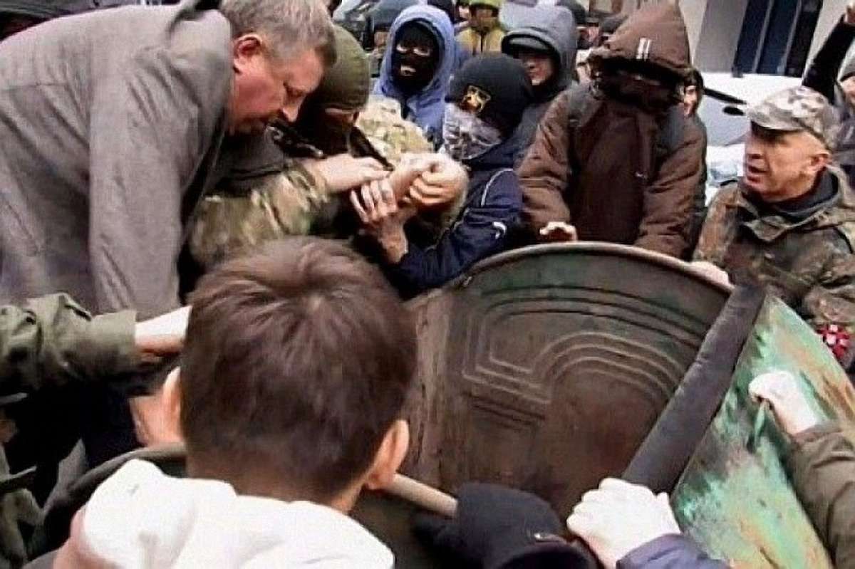 Суд у Рівному виправдав активістів через «сміттєву люстрацію» колишнього нардепа