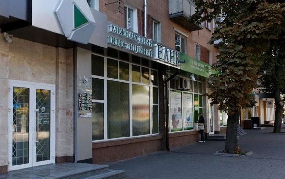 У банку Порошенка прокоментували виведення грошей Януковича підставними особами