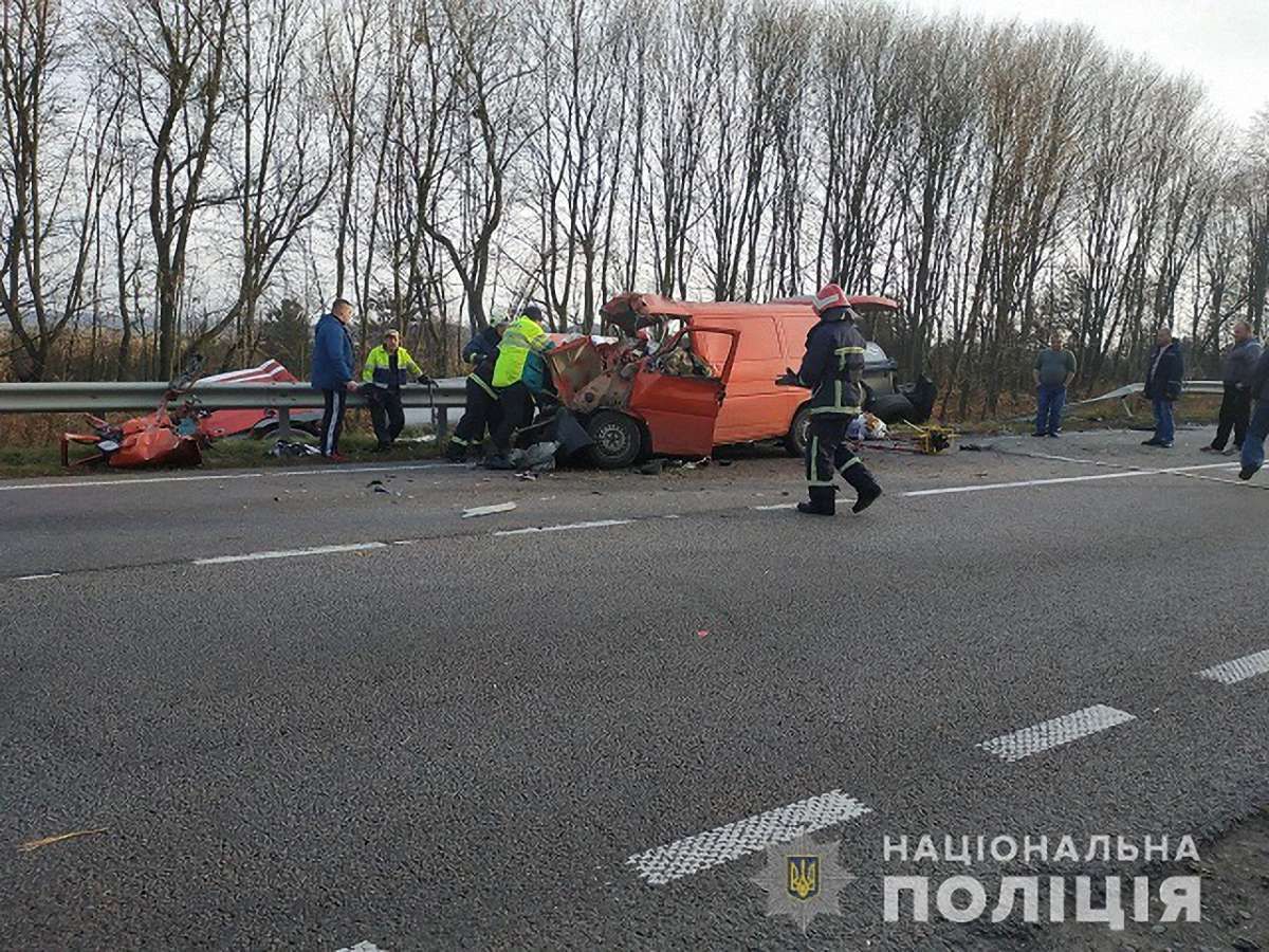 Троє осіб загинули на Рівненщині внаслідок зіткнення мікроавтобуса та вантажівки
