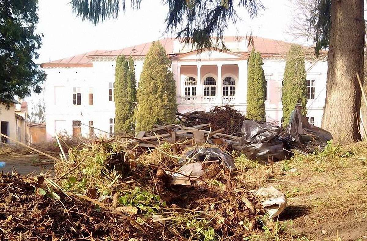 Активісти прибрали територію палацу Бадені у Буську