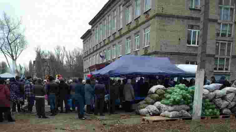 На «виборчих дільницях» на окупованому Донбасі заради явки продають дешеві харчі