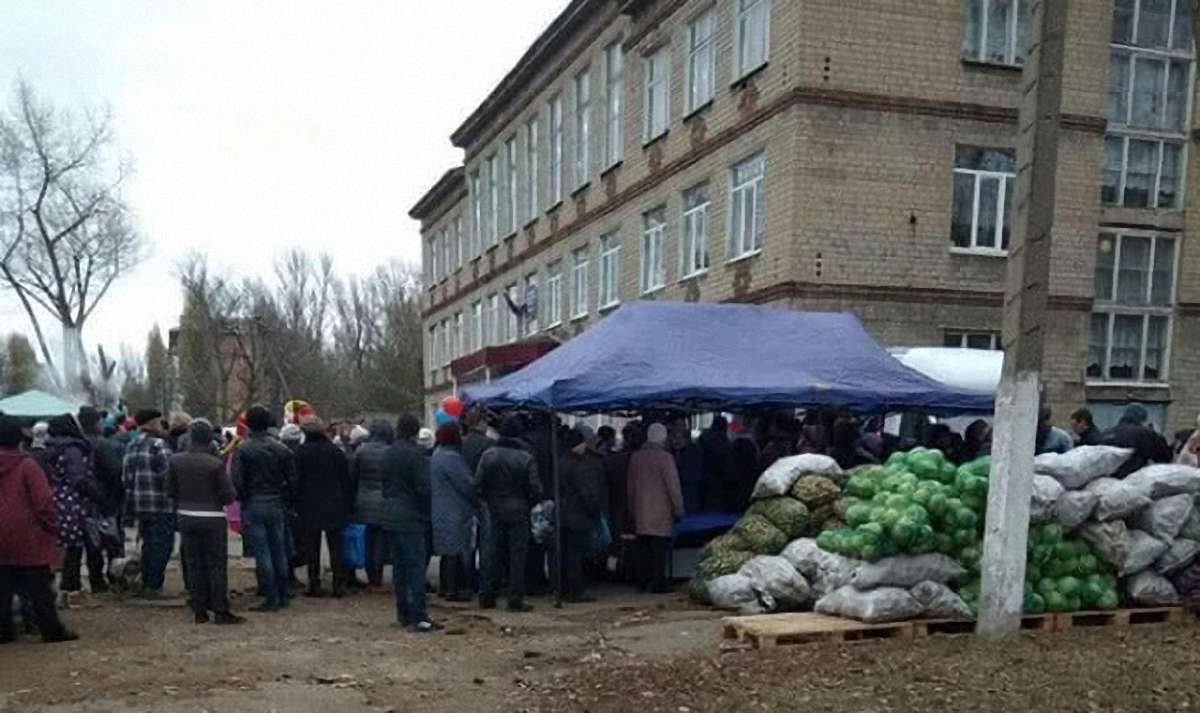 На «виборчих дільницях» на окупованому Донбасі заради явки продають дешеві харчі