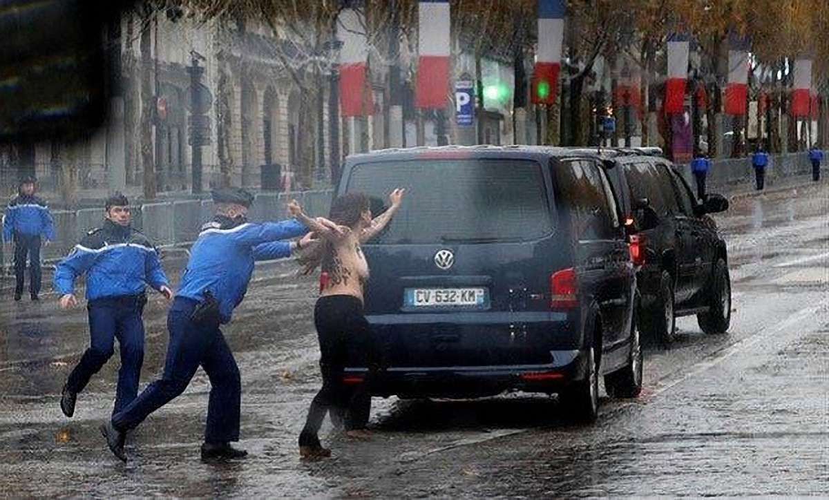 Оголені активістки Femen атакували кортеж Дональда Трампа в Парижі
