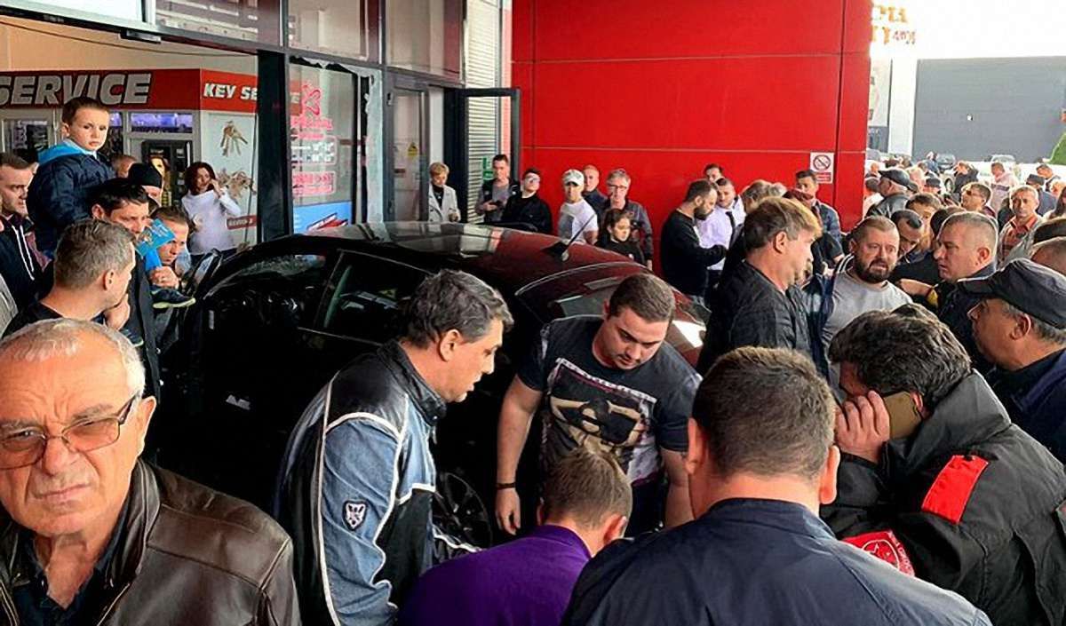 У Румунії автомобіль в'їхав у натовп у торговому центрі